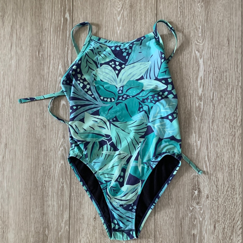Jolyn Tropical Leaf “Dayno” suit